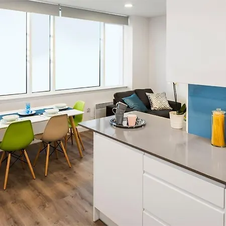 Zeni Apartments, 5 Bed Apartment In The Vibrant Docklands